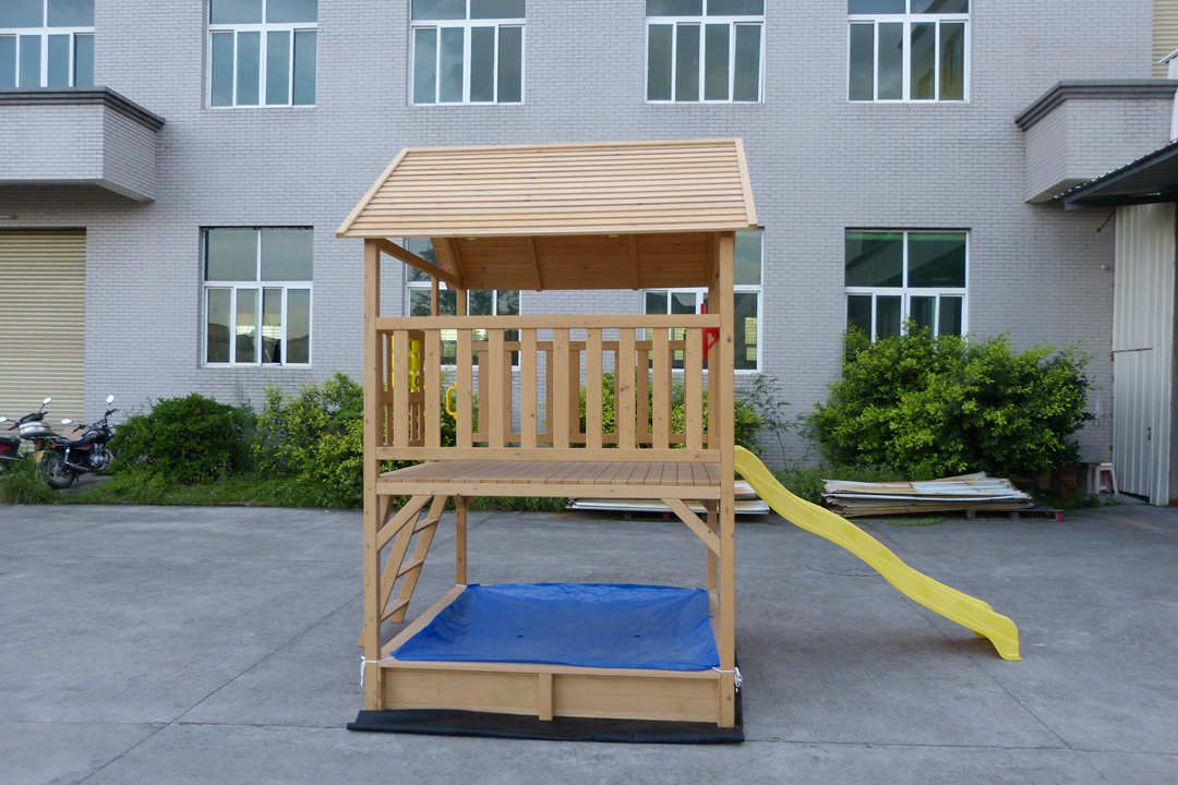 casa dei giochi in legno per bambini all'aperto