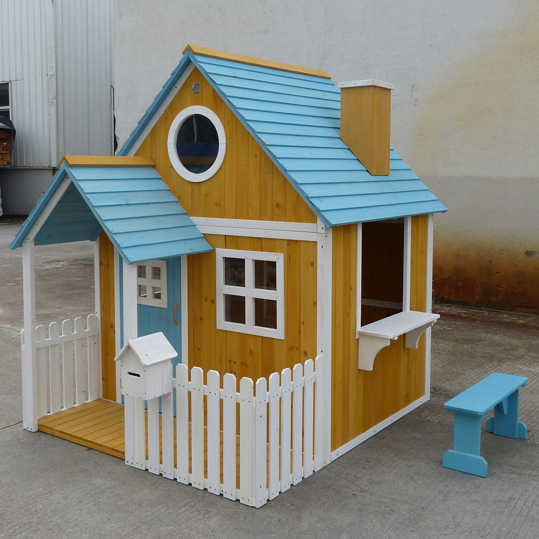 casa de joaca din lemn in aer liber